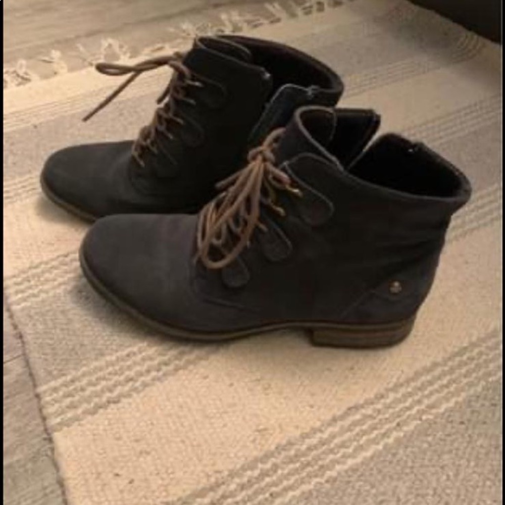 Earth deep navy booties size 6.5